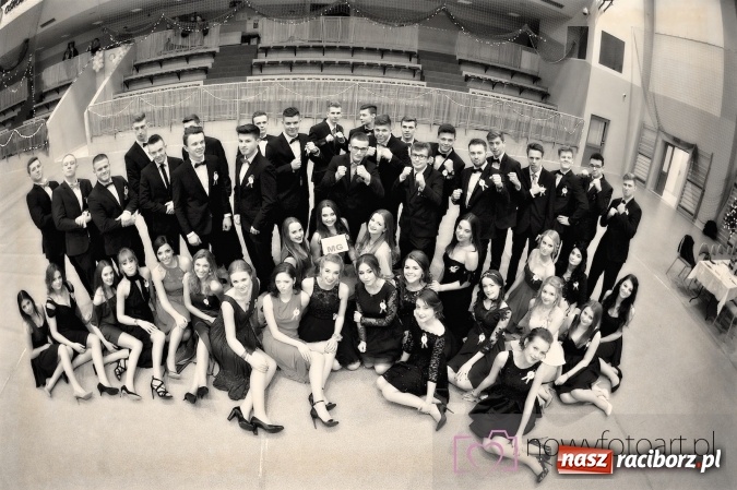 Zdjęcie w galerii na portalu naszraciborz.pl: Raciborskich studniówek czar. Profesjonalna sesja z balu liceum przy ul. Kasprowicza wiadomości z regionu