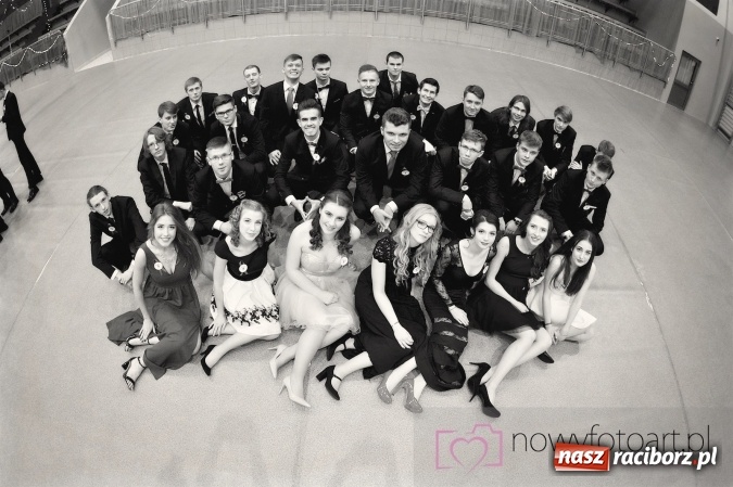 Zdjęcie w galerii na portalu naszraciborz.pl: Raciborskich studniówek czar. Profesjonalna sesja z balu liceum przy ul. Kasprowicza wiadomości z regionu