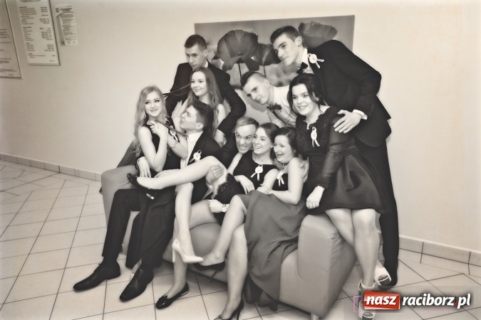 Zdjęcie w galerii na portalu naszraciborz.pl: Raciborskich studniówek czar. Profesjonalna sesja z balu liceum przy ul. Kasprowicza wiadomości z regionu