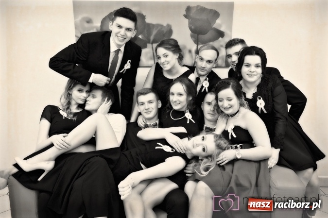 Zdjęcie w galerii na portalu naszraciborz.pl: Raciborskich studniówek czar. Profesjonalna sesja z balu liceum przy ul. Kasprowicza wiadomości z regionu