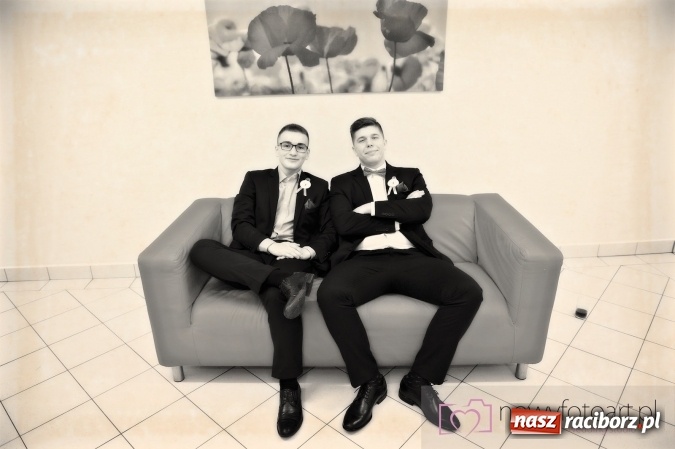 Zdjęcie w galerii na portalu naszraciborz.pl: Raciborskich studniówek czar. Profesjonalna sesja z balu liceum przy ul. Kasprowicza wiadomości z regionu