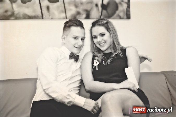 Zdjęcie w galerii na portalu naszraciborz.pl: Raciborskich studniówek czar. Profesjonalna sesja z balu liceum przy ul. Kasprowicza wiadomości z regionu