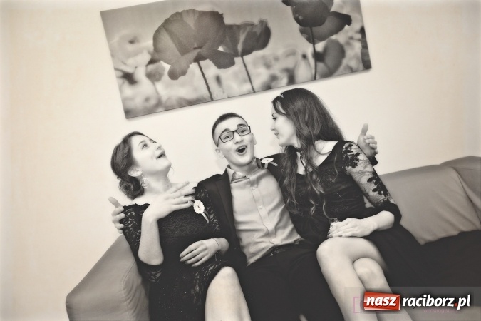 Zdjęcie w galerii na portalu naszraciborz.pl: Raciborskich studniówek czar. Profesjonalna sesja z balu liceum przy ul. Kasprowicza wiadomości z regionu