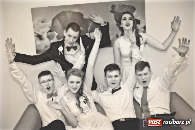 Zdjęcie w galerii na portalu naszraciborz.pl: Raciborskich studniówek czar. Profesjonalna sesja z balu liceum przy ul. Kasprowicza wiadomości z regionu