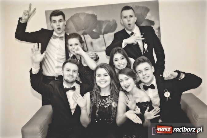 Zdjęcie w galerii na portalu naszraciborz.pl: Raciborskich studniówek czar. Profesjonalna sesja z balu liceum przy ul. Kasprowicza wiadomości z regionu