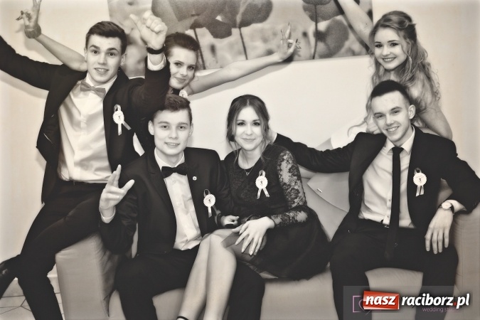 Zdjęcie w galerii na portalu naszraciborz.pl: Raciborskich studniówek czar. Profesjonalna sesja z balu liceum przy ul. Kasprowicza wiadomości z regionu