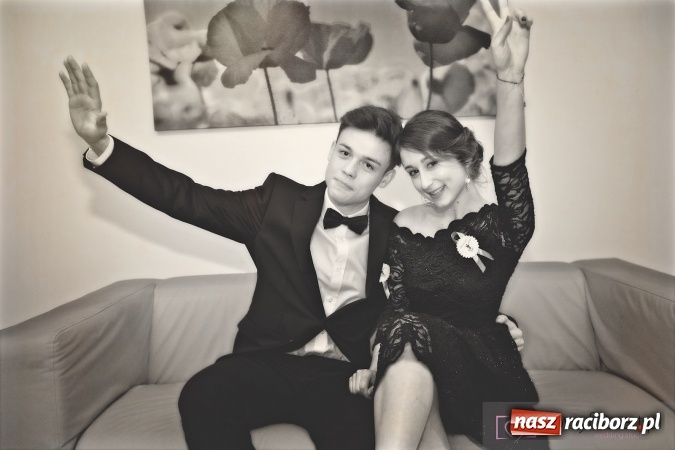 Zdjęcie w galerii na portalu naszraciborz.pl: Raciborskich studniówek czar. Profesjonalna sesja z balu liceum przy ul. Kasprowicza wiadomości z regionu