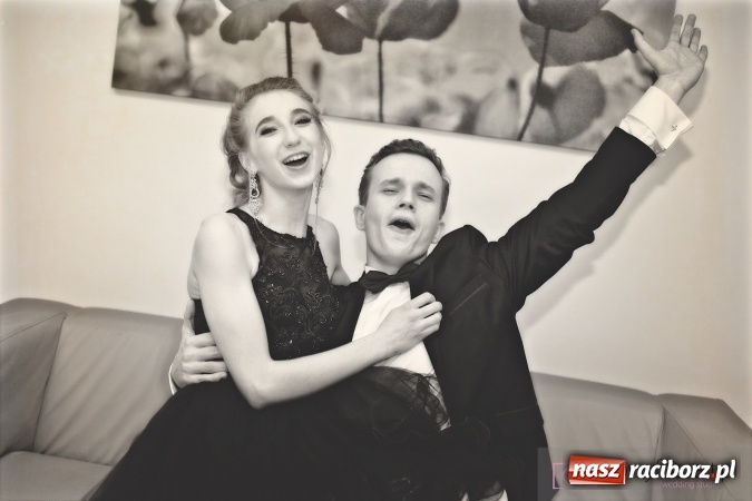 Zdjęcie w galerii na portalu naszraciborz.pl: Raciborskich studniówek czar. Profesjonalna sesja z balu liceum przy ul. Kasprowicza wiadomości z regionu