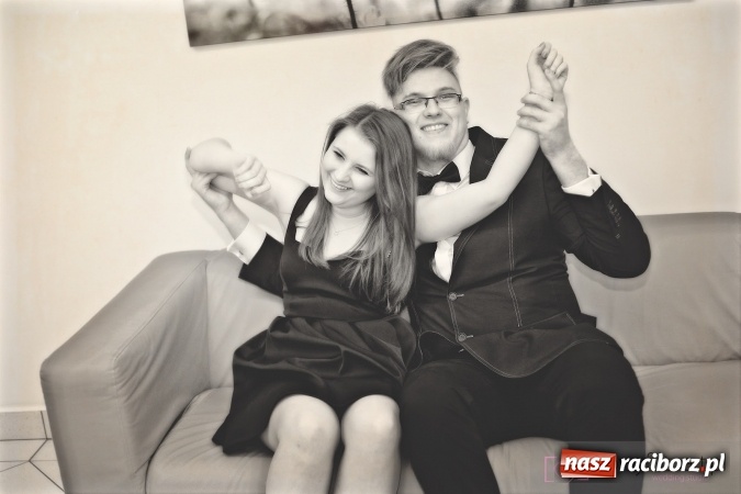 Zdjęcie w galerii na portalu naszraciborz.pl: Raciborskich studniówek czar. Profesjonalna sesja z balu liceum przy ul. Kasprowicza wiadomości z regionu