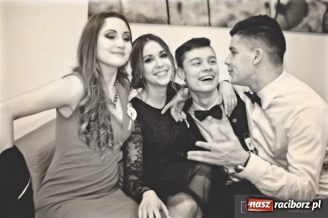 Zdjęcie w galerii na portalu naszraciborz.pl: Raciborskich studniówek czar. Profesjonalna sesja z balu liceum przy ul. Kasprowicza wiadomości z regionu
