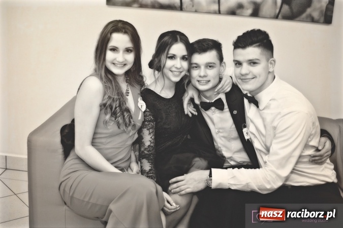 Zdjęcie w galerii na portalu naszraciborz.pl: Raciborskich studniówek czar. Profesjonalna sesja z balu liceum przy ul. Kasprowicza wiadomości z regionu