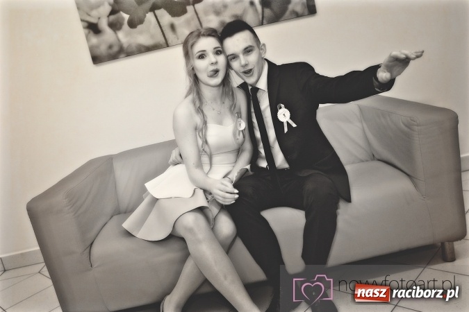 Zdjęcie w galerii na portalu naszraciborz.pl: Raciborskich studniówek czar. Profesjonalna sesja z balu liceum przy ul. Kasprowicza wiadomości z regionu