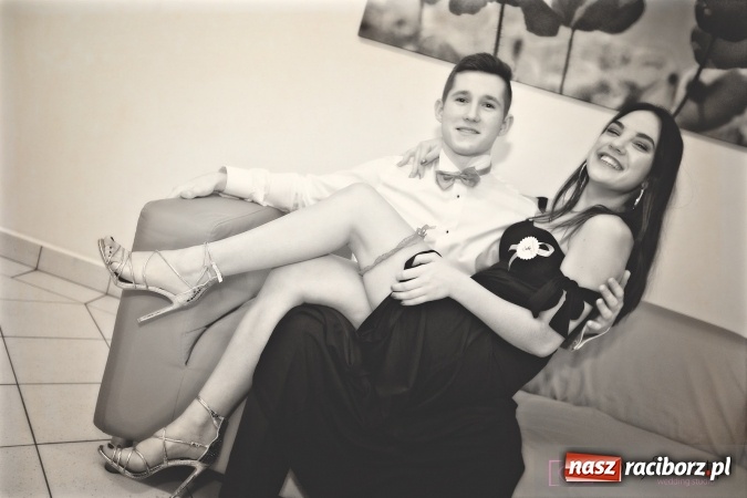 Zdjęcie w galerii na portalu naszraciborz.pl: Raciborskich studniówek czar. Profesjonalna sesja z balu liceum przy ul. Kasprowicza wiadomości z regionu