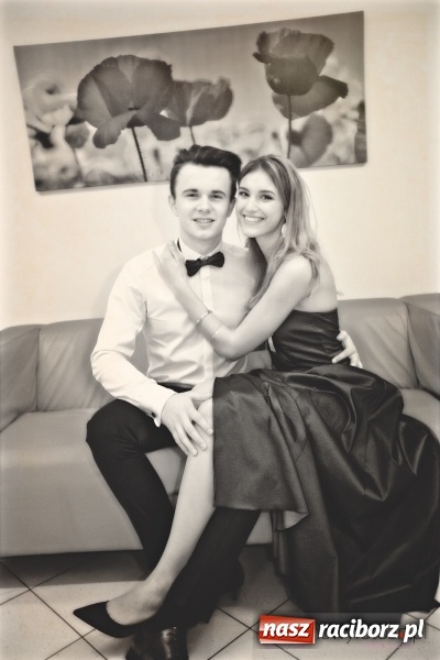 Zdjęcie w galerii na portalu naszraciborz.pl: Raciborskich studniówek czar. Profesjonalna sesja z balu liceum przy ul. Kasprowicza wiadomości z regionu