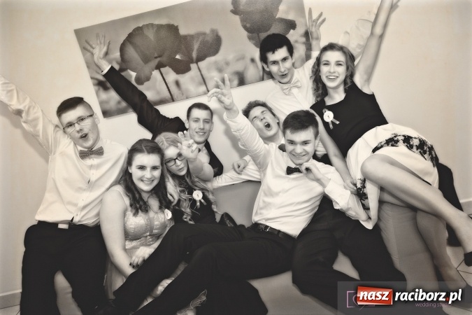 Zdjęcie w galerii na portalu naszraciborz.pl: Raciborskich studniówek czar. Profesjonalna sesja z balu liceum przy ul. Kasprowicza wiadomości z regionu