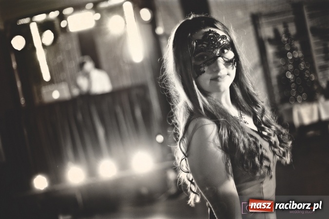 Zdjęcie w galerii na portalu naszraciborz.pl: Raciborskich studniówek czar. Profesjonalna sesja z balu liceum przy ul. Kasprowicza wiadomości z regionu