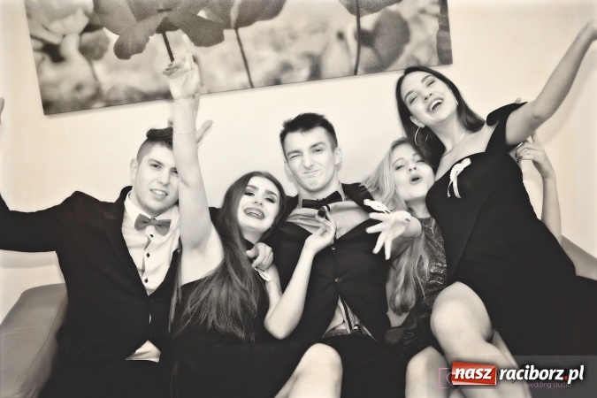 Zdjęcie w galerii na portalu naszraciborz.pl: Raciborskich studniówek czar. Profesjonalna sesja z balu liceum przy ul. Kasprowicza wiadomości z regionu