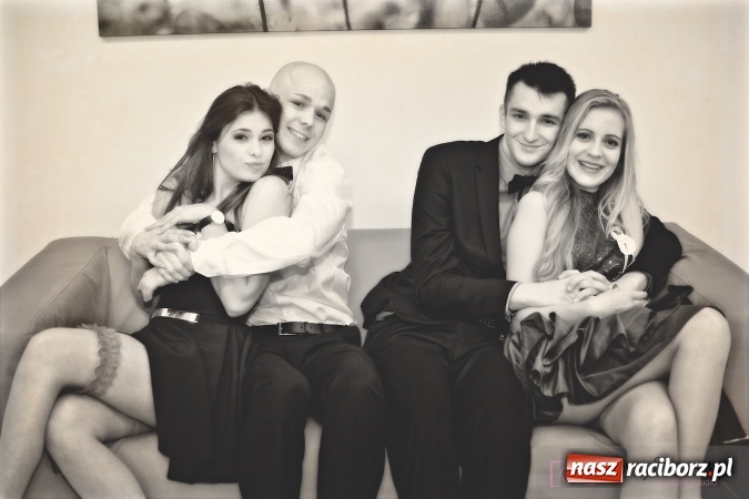 Zdjęcie w galerii na portalu naszraciborz.pl: Raciborskich studniówek czar. Profesjonalna sesja z balu liceum przy ul. Kasprowicza wiadomości z regionu