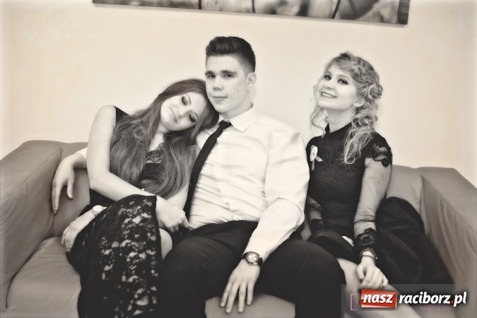 Zdjęcie w galerii na portalu naszraciborz.pl: Raciborskich studniówek czar. Profesjonalna sesja z balu liceum przy ul. Kasprowicza wiadomości z regionu