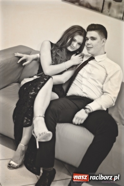 Zdjęcie w galerii na portalu naszraciborz.pl: Raciborskich studniówek czar. Profesjonalna sesja z balu liceum przy ul. Kasprowicza wiadomości z regionu