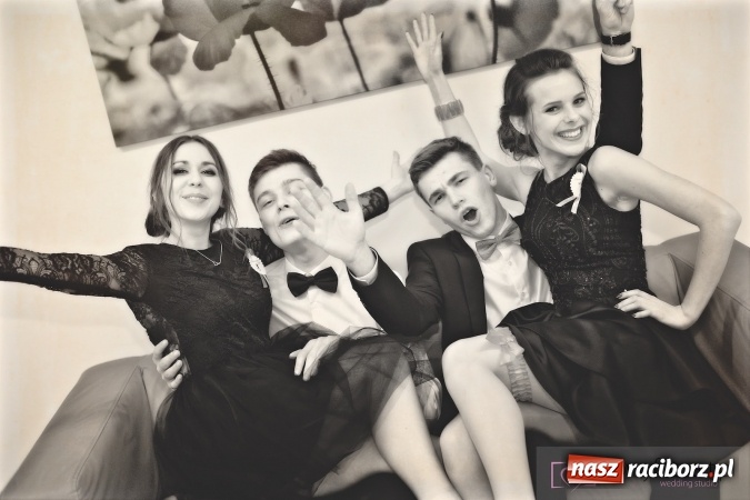 Zdjęcie w galerii na portalu naszraciborz.pl: Raciborskich studniówek czar. Profesjonalna sesja z balu liceum przy ul. Kasprowicza wiadomości z regionu