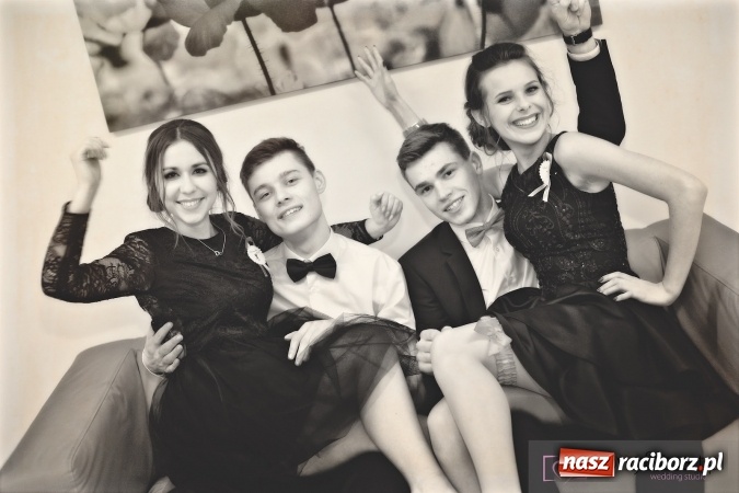 Zdjęcie w galerii na portalu naszraciborz.pl: Raciborskich studniówek czar. Profesjonalna sesja z balu liceum przy ul. Kasprowicza wiadomości z regionu