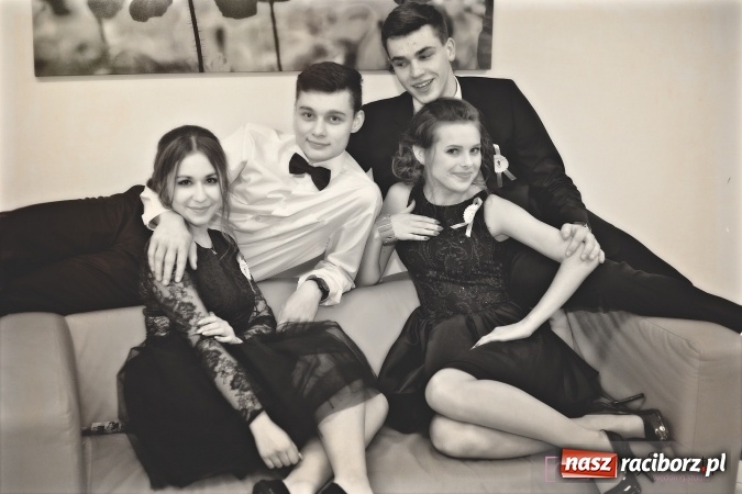 Zdjęcie w galerii na portalu naszraciborz.pl: Raciborskich studniówek czar. Profesjonalna sesja z balu liceum przy ul. Kasprowicza wiadomości z regionu