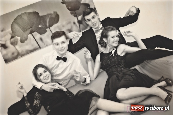 Zdjęcie w galerii na portalu naszraciborz.pl: Raciborskich studniówek czar. Profesjonalna sesja z balu liceum przy ul. Kasprowicza wiadomości z regionu