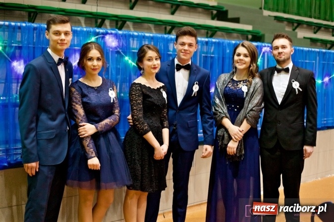 Zdjęcie w galerii na portalu naszraciborz.pl: Raciborskich studniówek czar. Profesjonalna sesja z balu liceum przy ul. Kasprowicza wiadomości z regionu