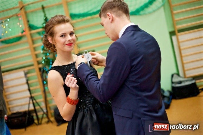 Zdjęcie w galerii na portalu naszraciborz.pl: Raciborskich studniówek czar. Profesjonalna sesja z balu liceum przy ul. Kasprowicza wiadomości z regionu