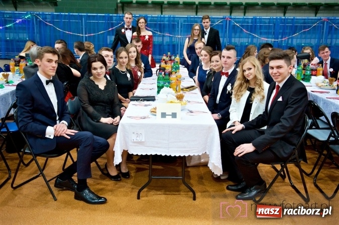 Zdjęcie w galerii na portalu naszraciborz.pl: Raciborskich studniówek czar. Profesjonalna sesja z balu liceum przy ul. Kasprowicza wiadomości z regionu