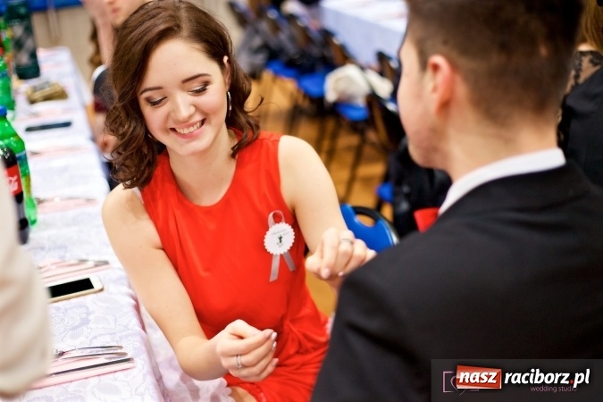 Zdjęcie w galerii na portalu naszraciborz.pl: Raciborskich studniówek czar. Profesjonalna sesja z balu liceum przy ul. Kasprowicza wiadomości z regionu