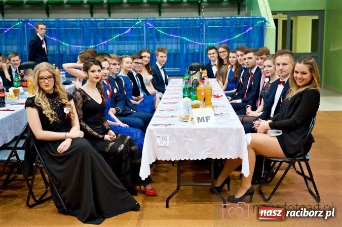 Zdjęcie w galerii na portalu naszraciborz.pl: Raciborskich studniówek czar. Profesjonalna sesja z balu liceum przy ul. Kasprowicza wiadomości z regionu