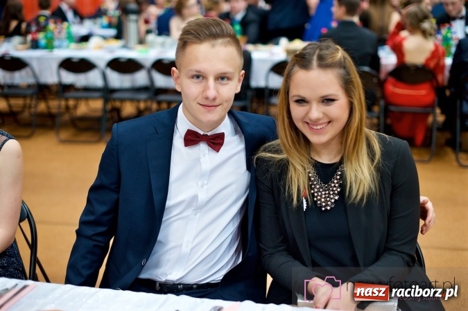 Zdjęcie w galerii na portalu naszraciborz.pl: Raciborskich studniówek czar. Profesjonalna sesja z balu liceum przy ul. Kasprowicza wiadomości z regionu