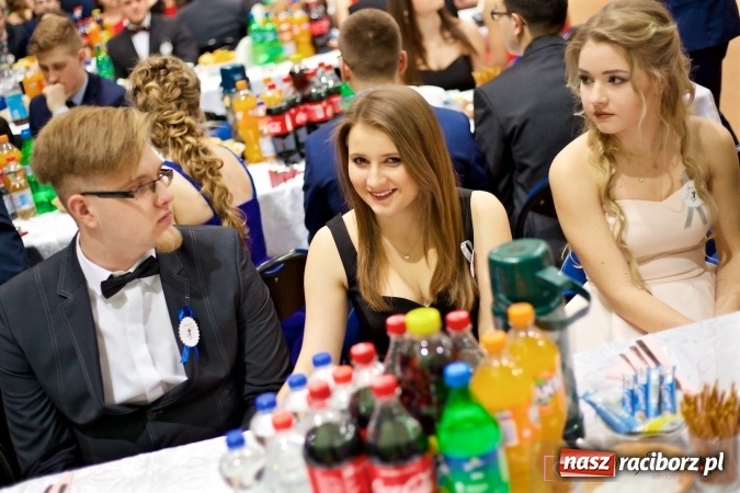 Zdjęcie w galerii na portalu naszraciborz.pl: Raciborskich studniówek czar. Profesjonalna sesja z balu liceum przy ul. Kasprowicza wiadomości z regionu