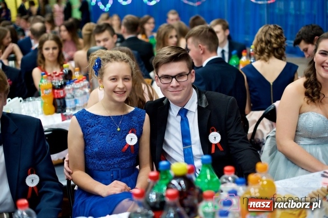 Zdjęcie w galerii na portalu naszraciborz.pl: Raciborskich studniówek czar. Profesjonalna sesja z balu liceum przy ul. Kasprowicza wiadomości z regionu