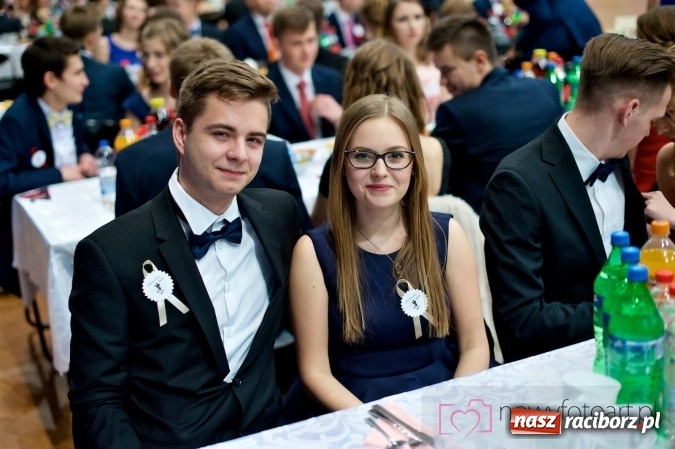 Zdjęcie w galerii na portalu naszraciborz.pl: Raciborskich studniówek czar. Profesjonalna sesja z balu liceum przy ul. Kasprowicza wiadomości z regionu
