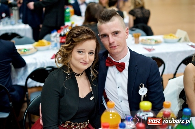 Zdjęcie w galerii na portalu naszraciborz.pl: Raciborskich studniówek czar. Profesjonalna sesja z balu liceum przy ul. Kasprowicza wiadomości z regionu