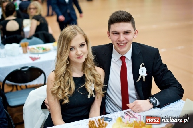Zdjęcie w galerii na portalu naszraciborz.pl: Raciborskich studniówek czar. Profesjonalna sesja z balu liceum przy ul. Kasprowicza wiadomości z regionu