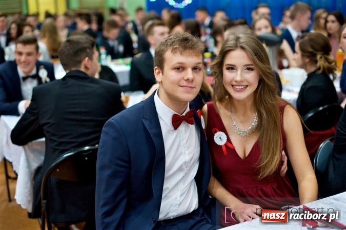 Zdjęcie w galerii na portalu naszraciborz.pl: Raciborskich studniówek czar. Profesjonalna sesja z balu liceum przy ul. Kasprowicza wiadomości z regionu