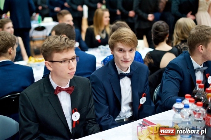 Zdjęcie w galerii na portalu naszraciborz.pl: Raciborskich studniówek czar. Profesjonalna sesja z balu liceum przy ul. Kasprowicza wiadomości z regionu
