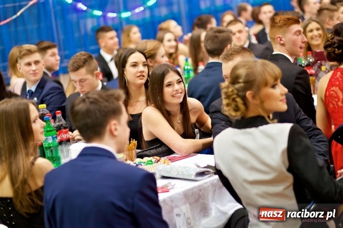 Zdjęcie w galerii na portalu naszraciborz.pl: Raciborskich studniówek czar. Profesjonalna sesja z balu liceum przy ul. Kasprowicza wiadomości z regionu