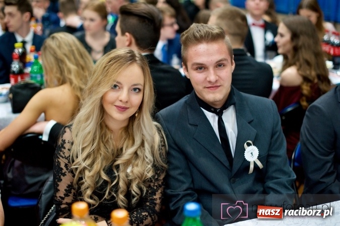 Zdjęcie w galerii na portalu naszraciborz.pl: Raciborskich studniówek czar. Profesjonalna sesja z balu liceum przy ul. Kasprowicza wiadomości z regionu