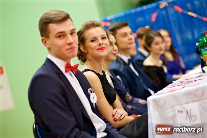 Zdjęcie w galerii na portalu naszraciborz.pl: Raciborskich studniówek czar. Profesjonalna sesja z balu liceum przy ul. Kasprowicza wiadomości z regionu