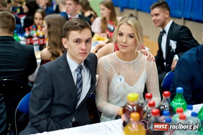 Zdjęcie w galerii na portalu naszraciborz.pl: Raciborskich studniówek czar. Profesjonalna sesja z balu liceum przy ul. Kasprowicza wiadomości z regionu
