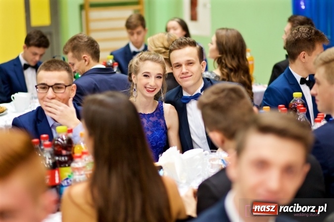 Zdjęcie w galerii na portalu naszraciborz.pl: Raciborskich studniówek czar. Profesjonalna sesja z balu liceum przy ul. Kasprowicza wiadomości z regionu