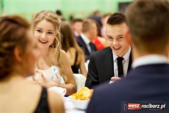 Zdjęcie w galerii na portalu naszraciborz.pl: Raciborskich studniówek czar. Profesjonalna sesja z balu liceum przy ul. Kasprowicza wiadomości z regionu