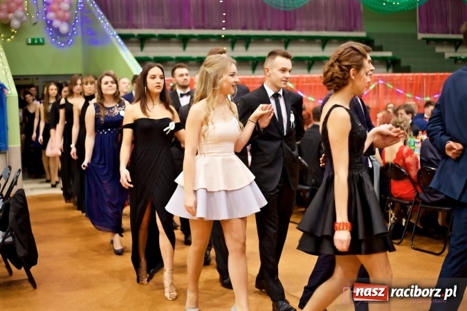 Zdjęcie w galerii na portalu naszraciborz.pl: Raciborskich studniówek czar. Profesjonalna sesja z balu liceum przy ul. Kasprowicza wiadomości z regionu