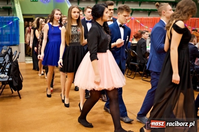 Zdjęcie w galerii na portalu naszraciborz.pl: Raciborskich studniówek czar. Profesjonalna sesja z balu liceum przy ul. Kasprowicza wiadomości z regionu