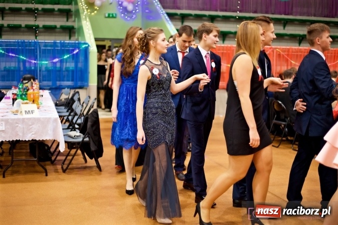 Zdjęcie w galerii na portalu naszraciborz.pl: Raciborskich studniówek czar. Profesjonalna sesja z balu liceum przy ul. Kasprowicza wiadomości z regionu